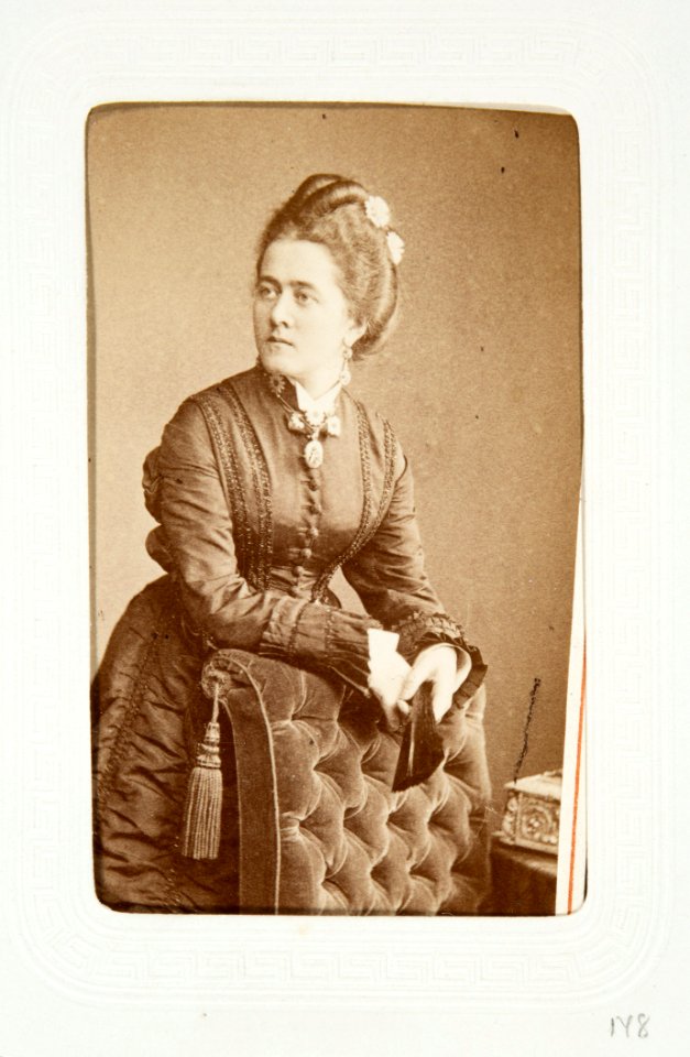 Fotografiporträtt på friherrinna Helene von der Lühe - Hallwylska museet - 107734