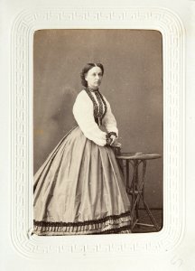 Fotografiporträtt på fru von Fischer, 1860-tal - Hallwylska museet - 107645