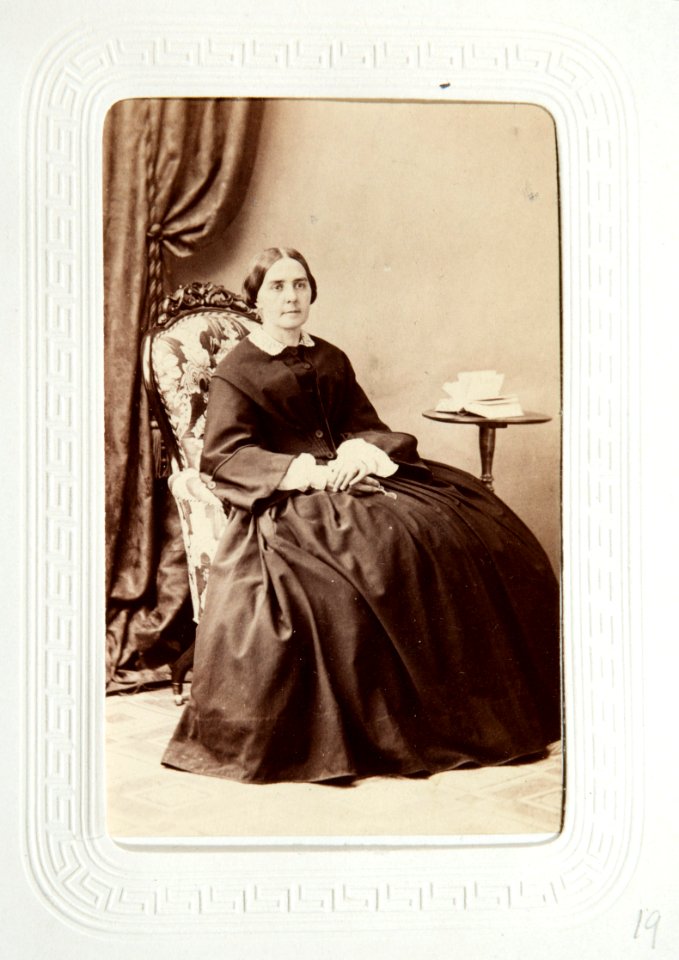 Fotografiporträtt på Augusta Wallis, 1860-tal - Hallwylska museet - 107597