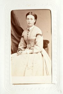 Fotografiporträtt på Helena Bruzelius, 1860-tal - Hallwylska museet - 107625