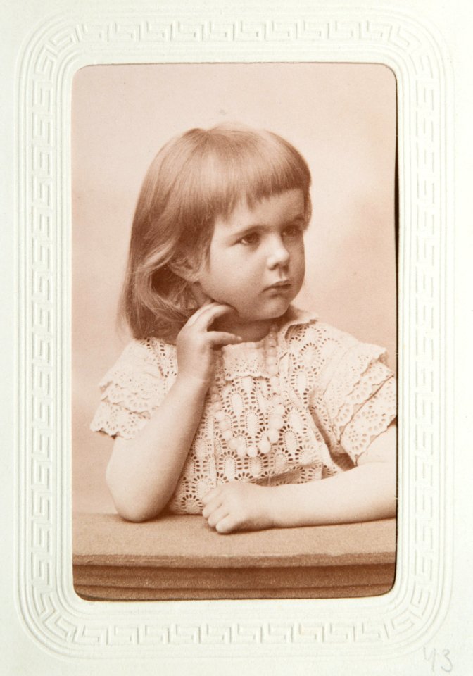 Fotografiporträtt på Elma Hök, 1880-tal - Hallwylska museet - 107621