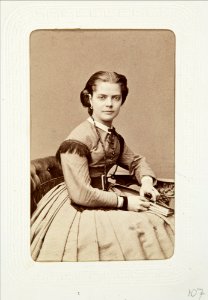 Fotografiporträtt på kvinna, 1800-talets andra hälft - Hallwylska museet - 107668 photo