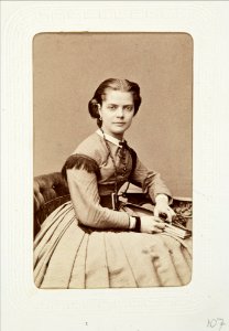 Fotografiporträtt på kvinna, 1800-talets andra hälft - Hallwylska museet - 107668