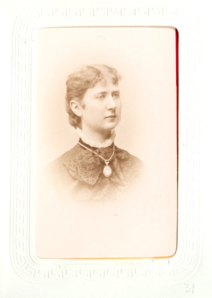 Fotografiporträtt på Louise Wallis, 1860-tal - Hallwylska museet - 107609