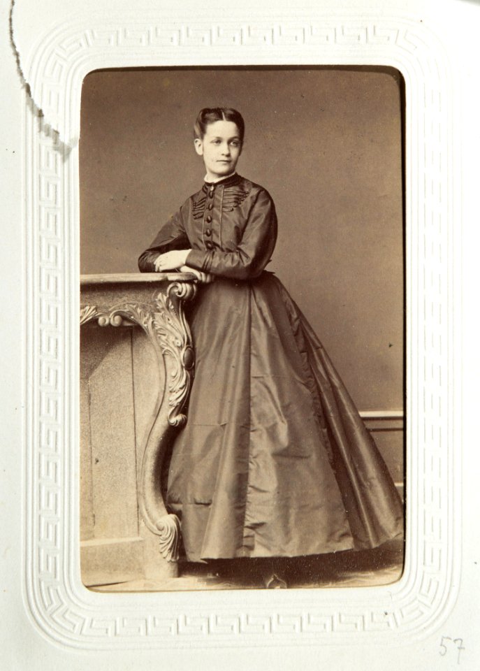 Fotografiporträtt på kvinna, 1860-tal - Hallwylska museet - 107635