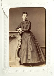 Fotografiporträtt på kvinna, 1860-tal - Hallwylska museet - 107635 photo