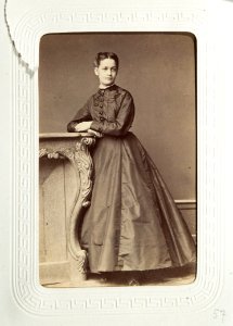 Fotografiporträtt på kvinna, 1860-tal - Hallwylska museet - 107635