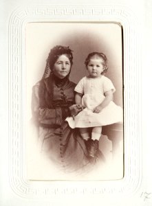 Fotografiporträtt på Margarethe Cecilie von Hallwyl och Hilda von Hallwyl, 1860-tal - Hallwylska museet - 107595 photo