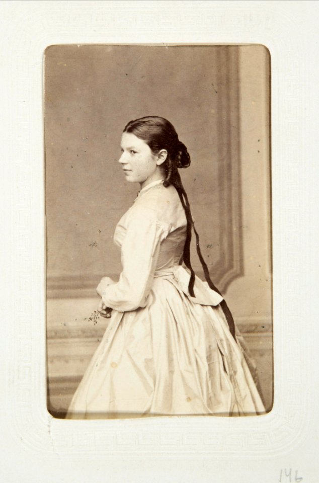 Fotografiporträtt på ung kvinna - Hallwylska museet - 107735