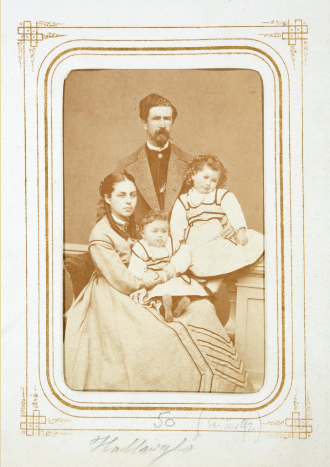 Fotografiporträtt på Walther och Wilhelmina med döttrarna Ebba och Ellen, 1868. Familjeporträtt - Hallwylska museet - 107842 photo