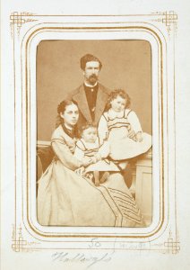 Fotografiporträtt på Walther och Wilhelmina med döttrarna Ebba och Ellen, 1868. Familjeporträtt - Hallwylska museet - 107842 photo