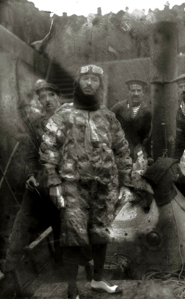 Fotografía individual de un aviador en la cubierta de una embarcación (1 de 1) - Fondo Car-Kutxa Fototeka