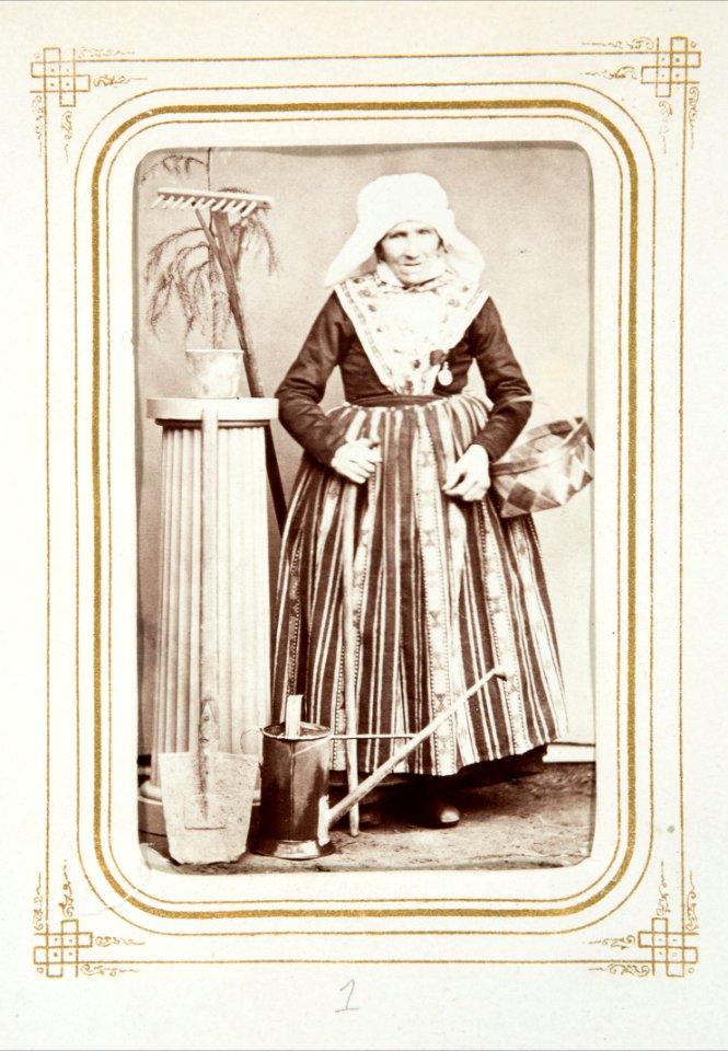 Fotografiporträtt på Mor Bengta anställd på Dybecks gård, 1860-tal - Hallwylska museet - 107793
