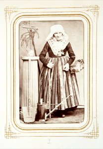 Fotografiporträtt på Mor Bengta anställd på Dybecks gård, 1860-tal - Hallwylska museet - 107793