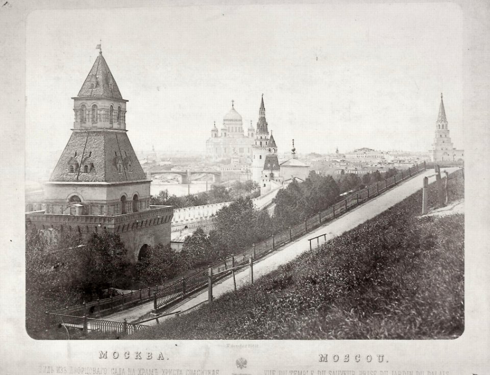 Fotostudio Kiriakov - Blick vom Schlosspark auf die Christi-Erlöserkathedrale, im Vordergrund einer der Mauertürme des Kreml (Zeno Fotografie)