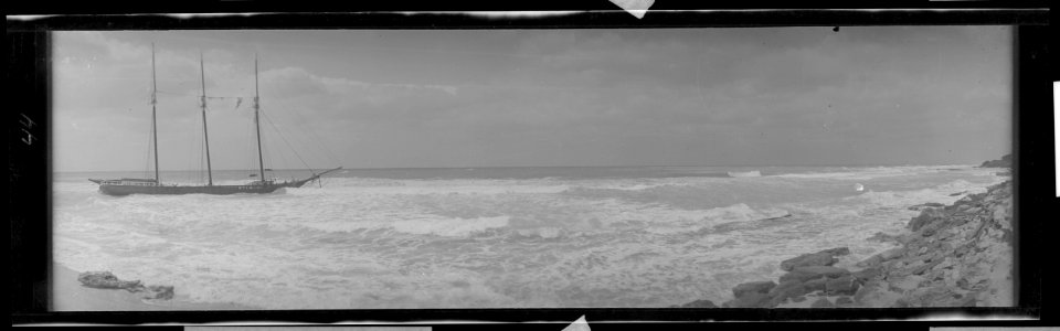 Foundering ship LCCN2017656404