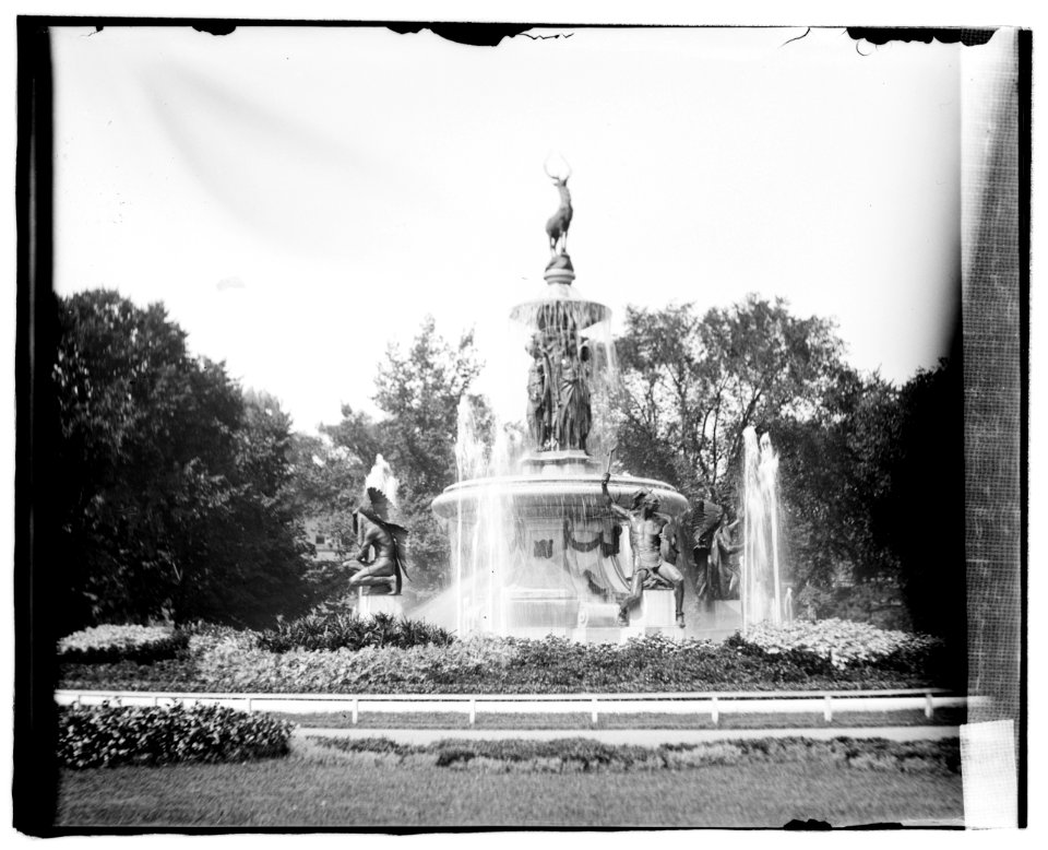 Fountain, Capitol grounds, Hartford, Conn. LCCN2016819502