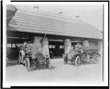 Four men with two automobiles outside of garage of Edmund Cogswell Converse, Greenwich, Connecticut LCCN94502487