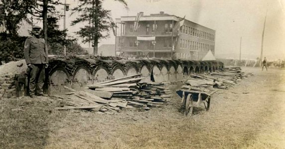 Fours a pain alignes devant l hopital de l Immigration du parc Savard