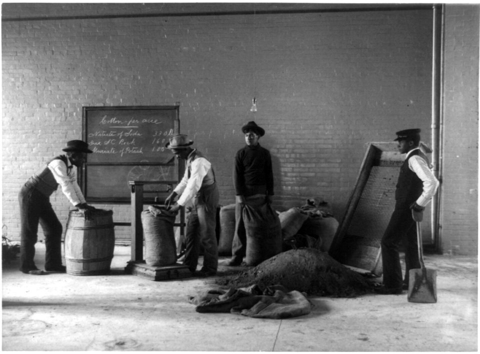 Four young men mixing fertilizers, Hampton Institute, Hampton, Va. LCCN2001703891