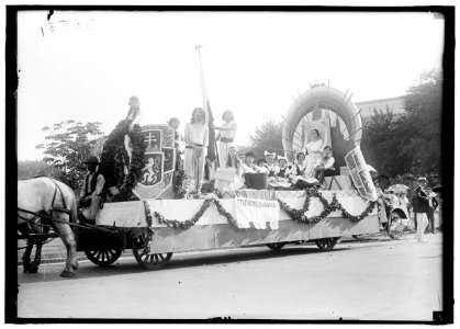 FOURTH OF JULY PARADES. FLOAT- CZECHO-SLOVAK LCCN2016870145