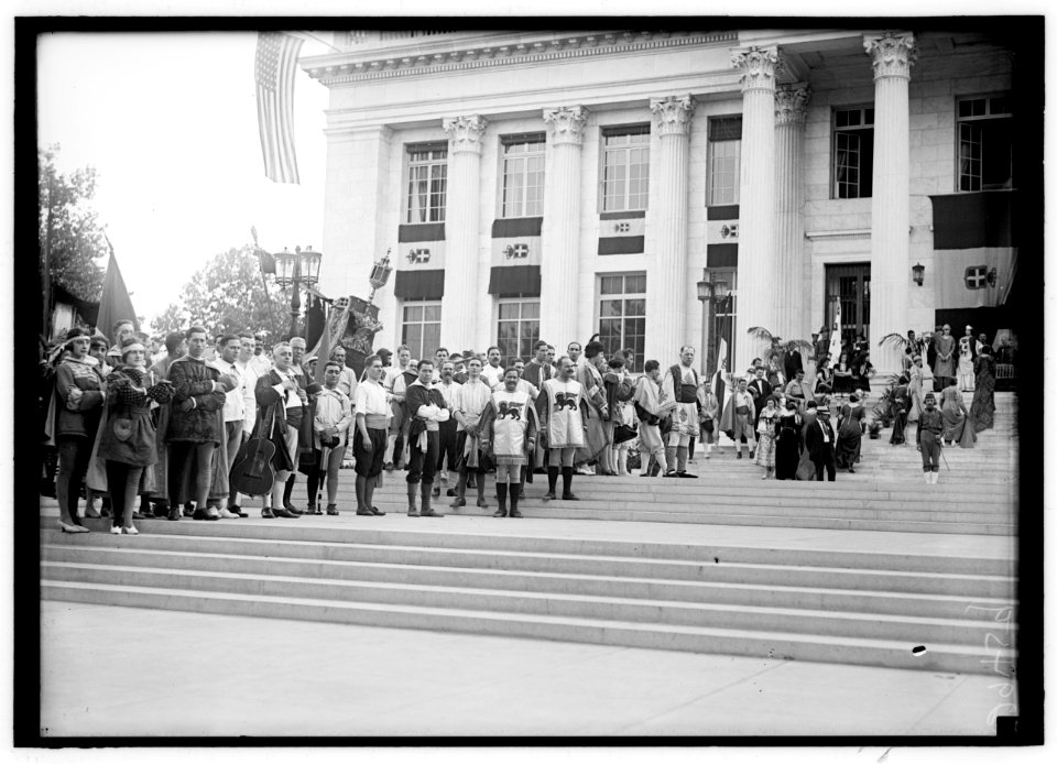 FOURTH OF JULY. FOREIGN GROUPS ON RED CROSS STEPS LCCN2016869357