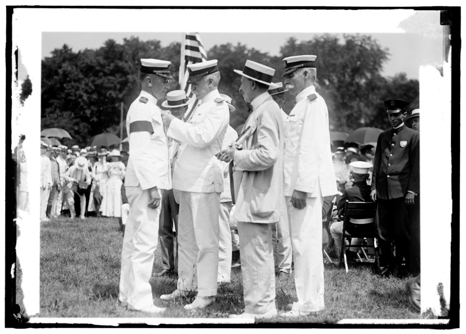 FOURTH OF JULY. MEDALS, DECORATIONS, ETC. SECRETARY BAKER DECORATING OFFICERS; BENSON, WILLIAM SHEPHERD, REAR ADMIRAL, U.S.N. CHIEF OF NAVAL OPERATIONS LCCN2016870163