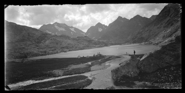 FRAC31555 67Fi121 - -Pyrénées. Campement au bord d'un lac-