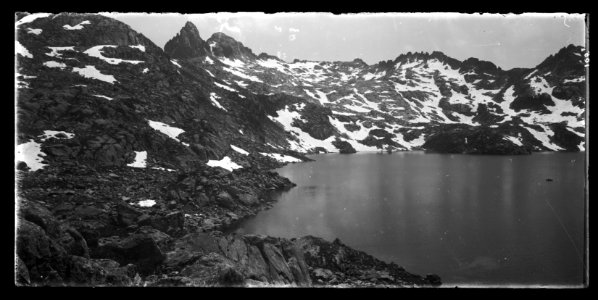 FRAC31555 67Fi125 - -Pyrénées. Lac et montagnes-