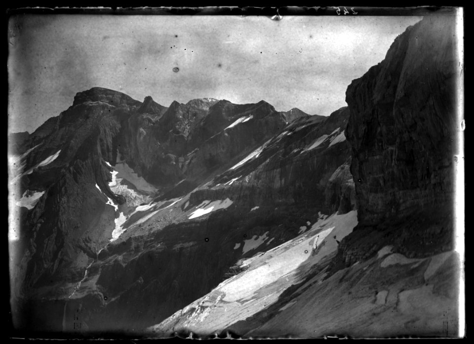 FRAC31555 67Fi54 - -Pyrénées. Paysage de montagnes-