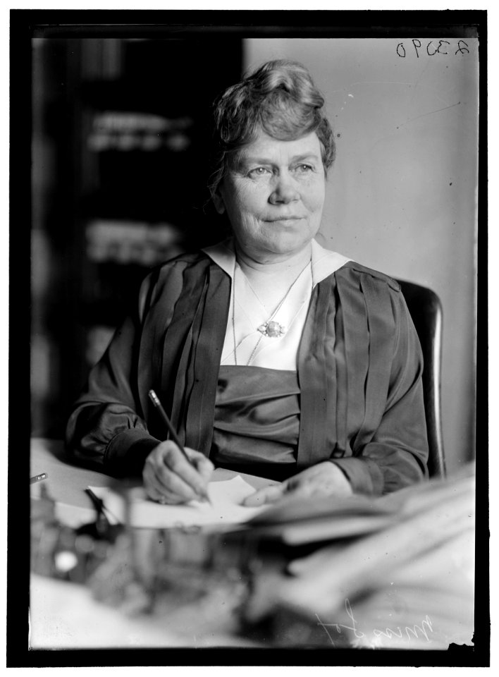 FOX, MISS. AT DESK LCCN2016868937