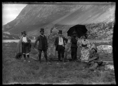 FRAC31555 67Fi72 - -Pyrénées. Groupe de personnages-
