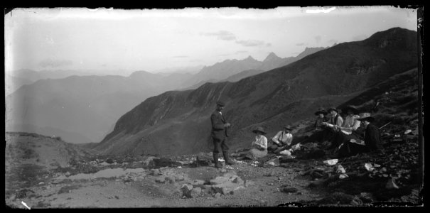 FRAC31555 67Fi104 - Pyrénées. Groupe de personnages