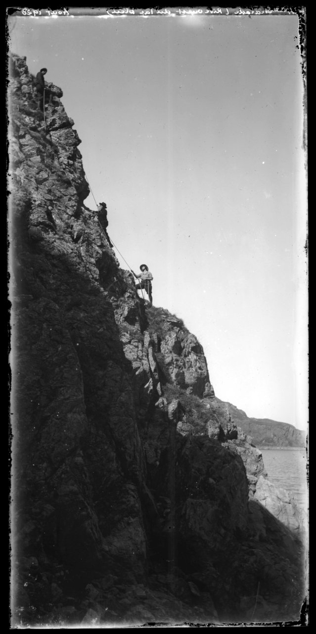 FRAC31555 67Fi102 - Pyrénées. Scène d'escalade. Lac bleu