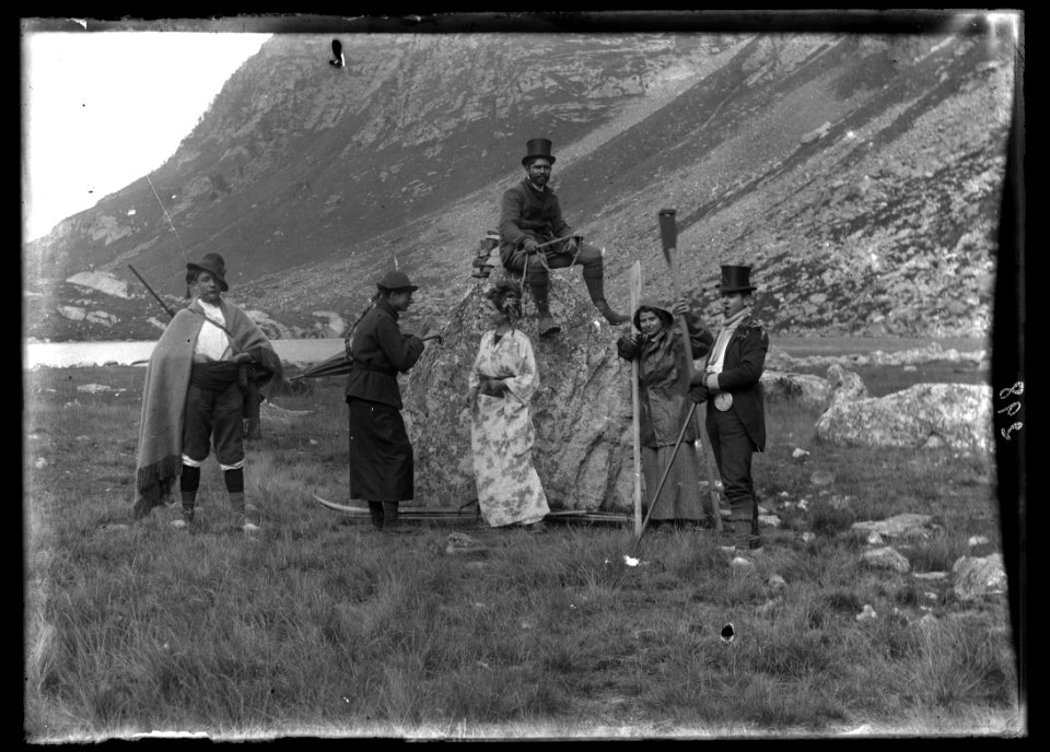 FRAC31555 67Fi66 - -Pyrénées. Groupe de personnages-