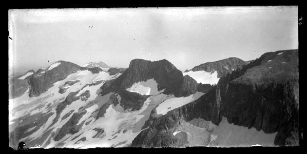 FRAC31555 67Fi138 - -Pyrénées. Montagnes-