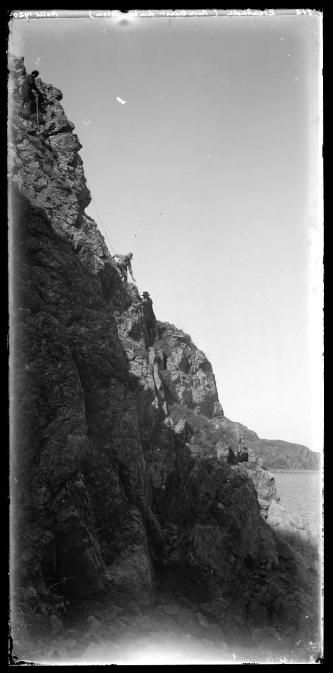 FRAC31555 67Fi149 - Pyrénées. Scène d'escalade. Lac bleu
