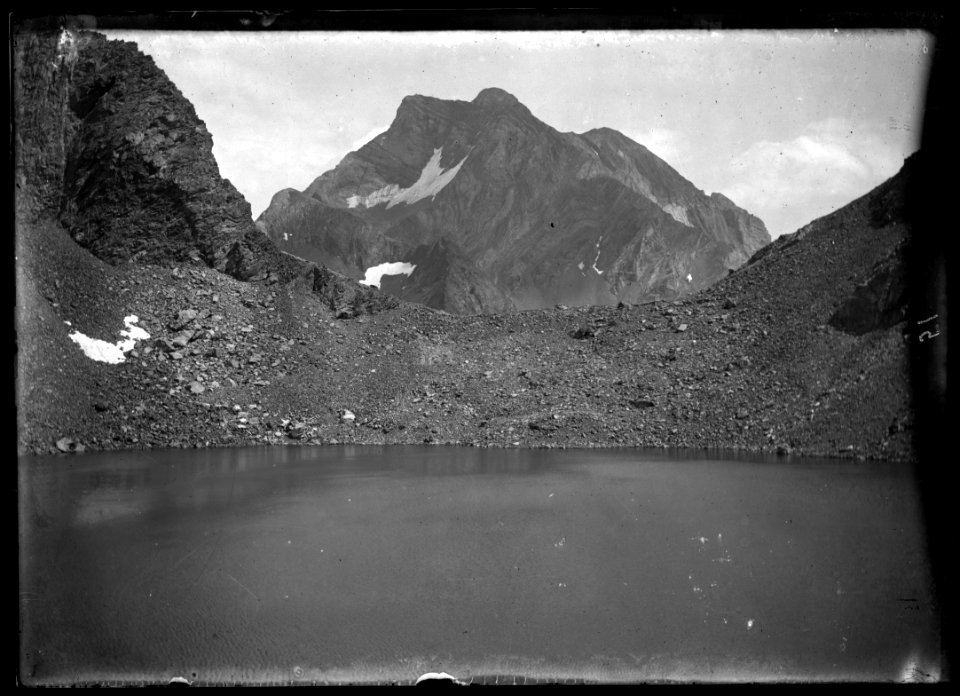 FRAC31555 67Fi68 - -Pyrénées. Montagnes et lac-