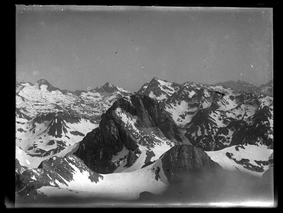 FRAC31555 67Fi23 - -Pyrénées. Panorama de sommets-