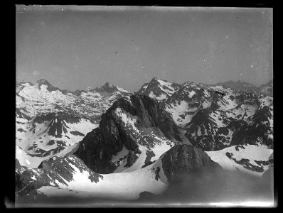 FRAC31555 67Fi23 - -Pyrénées. Panorama de sommets-