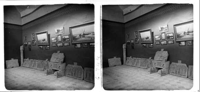 Fragments d ' un retaule de pedra a l ' interior del museu provincial de Lleida