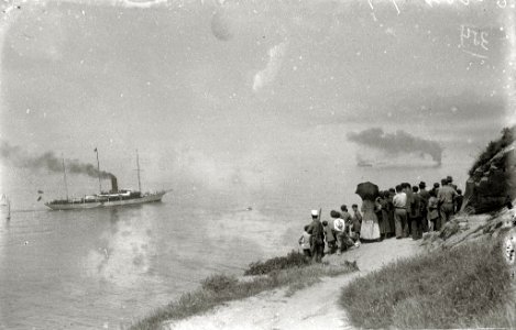 Fragata de la Armada escoltada por varios veleros saliendo de la bahía de la Concha (2 de 2) - Fondo Car-Kutxa Fototeka