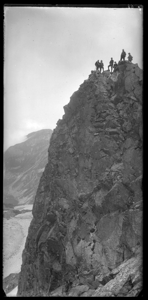 FRAC31555 67Fi89 - -Pyrénées. Groupe de personnages-