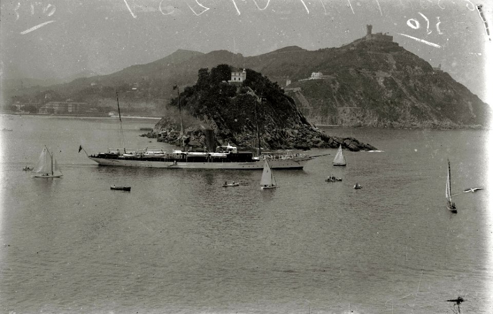 Fragata de la Armada escoltada por varios veleros saliendo de la bahía de la Concha (1 de 2) - Fondo Car-Kutxa Fototeka