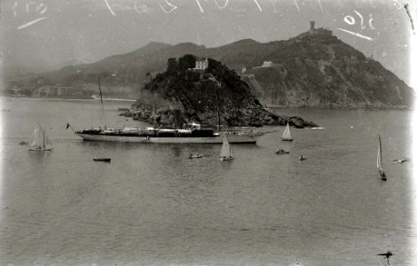 Fragata de la Armada escoltada por varios veleros saliendo de la bahía de la Concha (1 de 2) - Fondo Car-Kutxa Fototeka