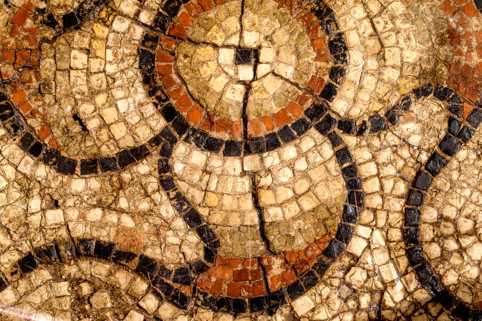 Fragmentaire geometrische vloermozaiek in kalksteen en terra sigillata, afgeboord met opus spictatum in terracotta, 70 tot 175 NC, vindplaats Tongeren, Hondsstraat, 1989-1990, collectie Gallo-Romeins Museum Tongeren, GRM 2848