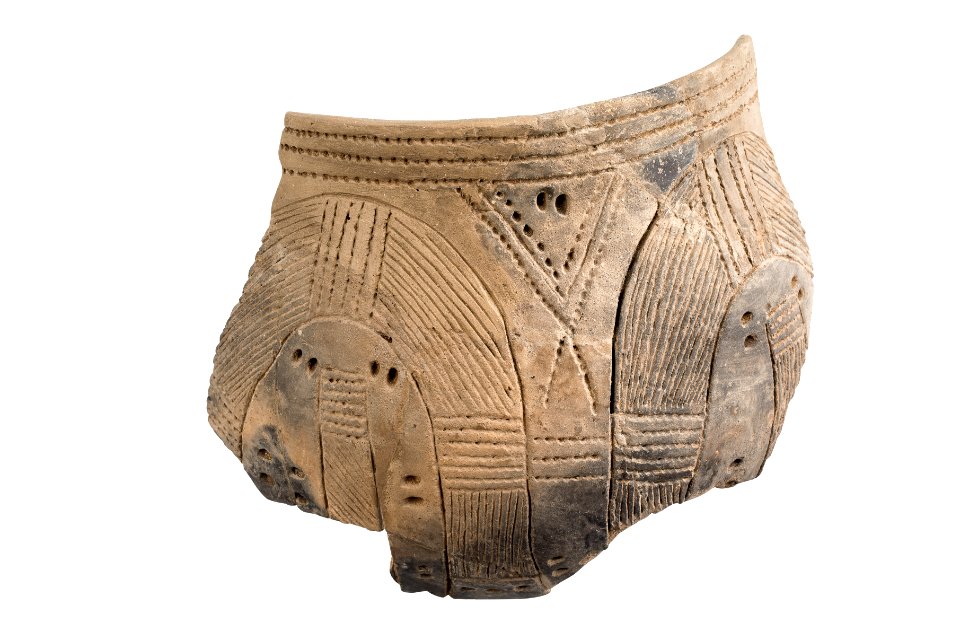 Fragment van een pot in handgevormd aardewerk met gegraveerde versiering, 5000 tot 4800 VC, vindplaats- Waltwilder, collectie Gallo-Romeins Museum Tongeren, Ha.Le.01
