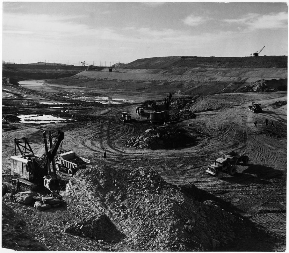 France. Excavation work on the canal near the Bollene power station - NARA - 541682