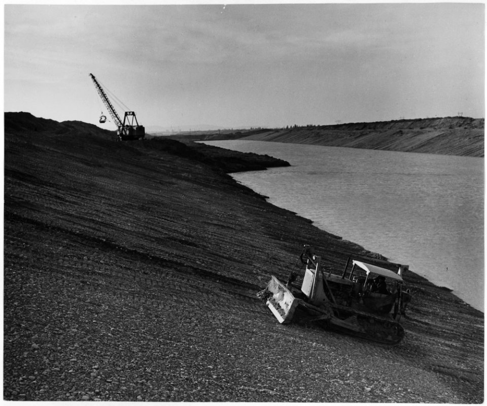 France. American machinery at work on the canal near the power plant constuction at Bollene, on the Rhone - NARA - 541681
