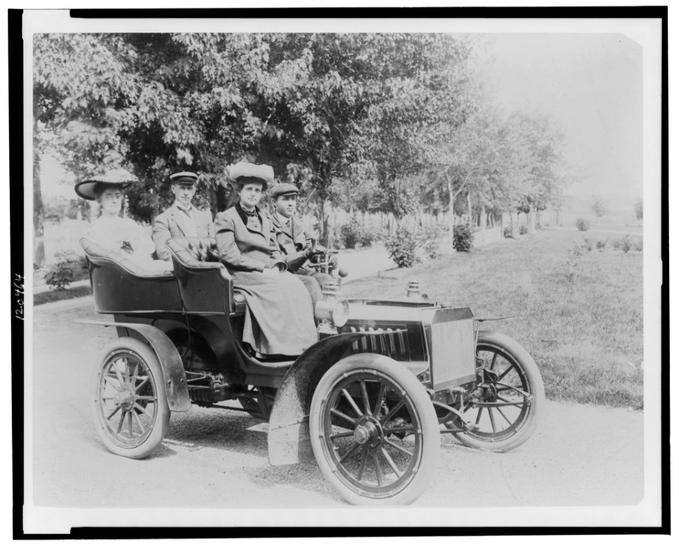 Frances Benjamin Johnston seated with three other people in automobile LCCN98506437